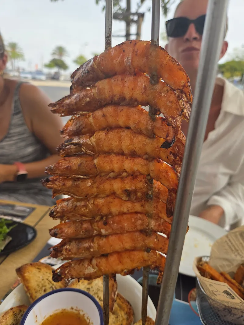Baguete de torresmos com queijo amanteigado