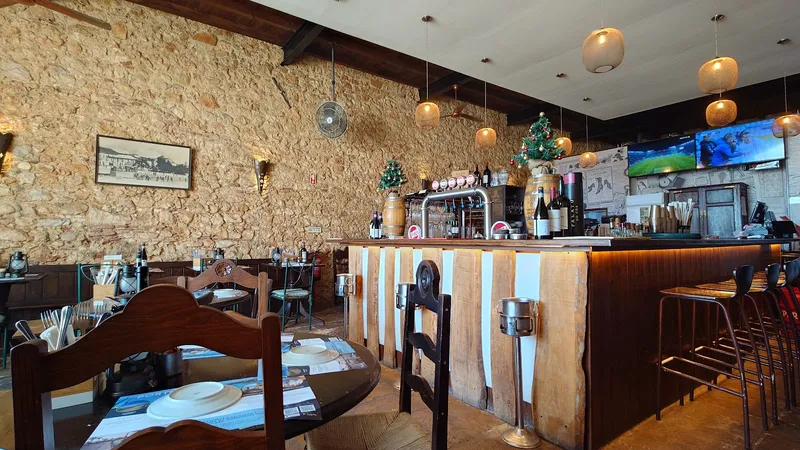 Balcão do bar com torneiras de cerveja