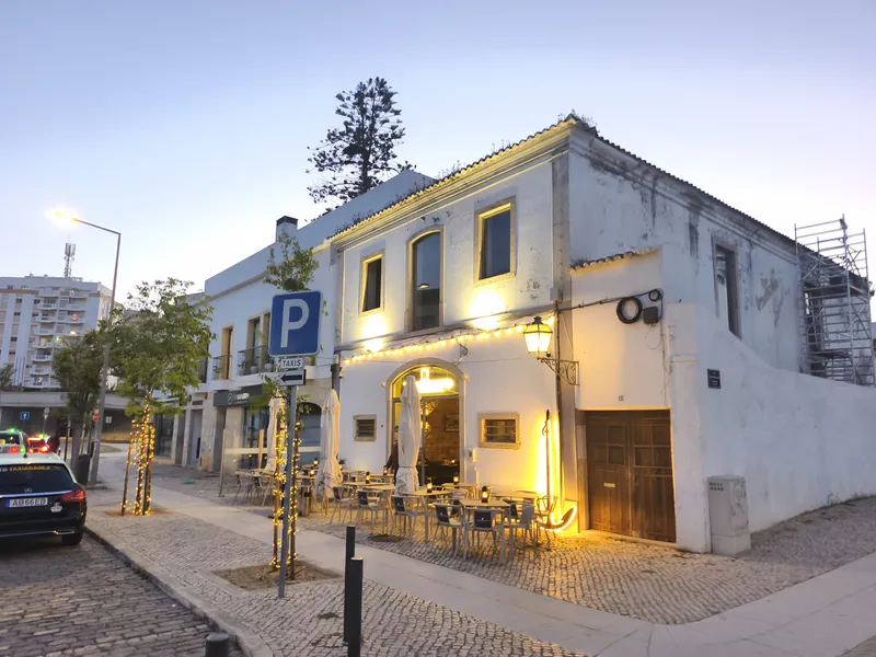 Fachada da taberna com esplanada