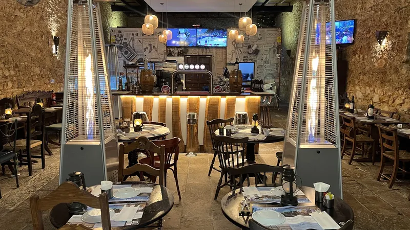 Sala interior com bar e aquecedores
